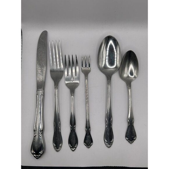 Oneida Silver Plantation 34 - Piece Stainless Steel Flatware Set Discontinued - Picture 2 of 6